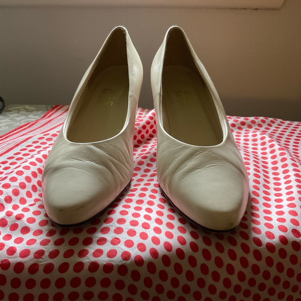 9.2.5 So Soft bone colored heels NIB
